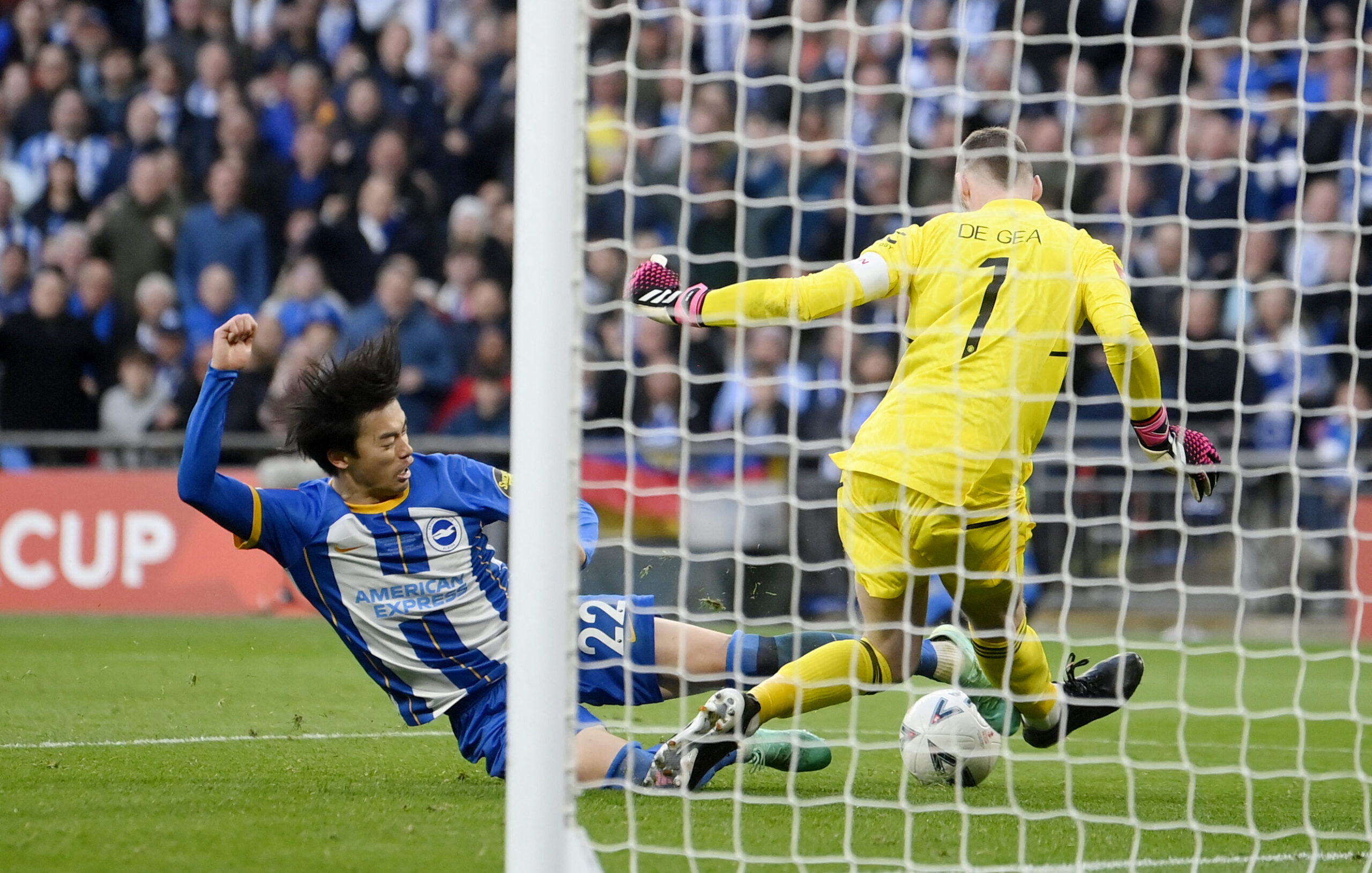 Brighton & Hove Albion's Kaoru Mitoma in action with Manchester United's David de Gea REUTERS/Toby Melville