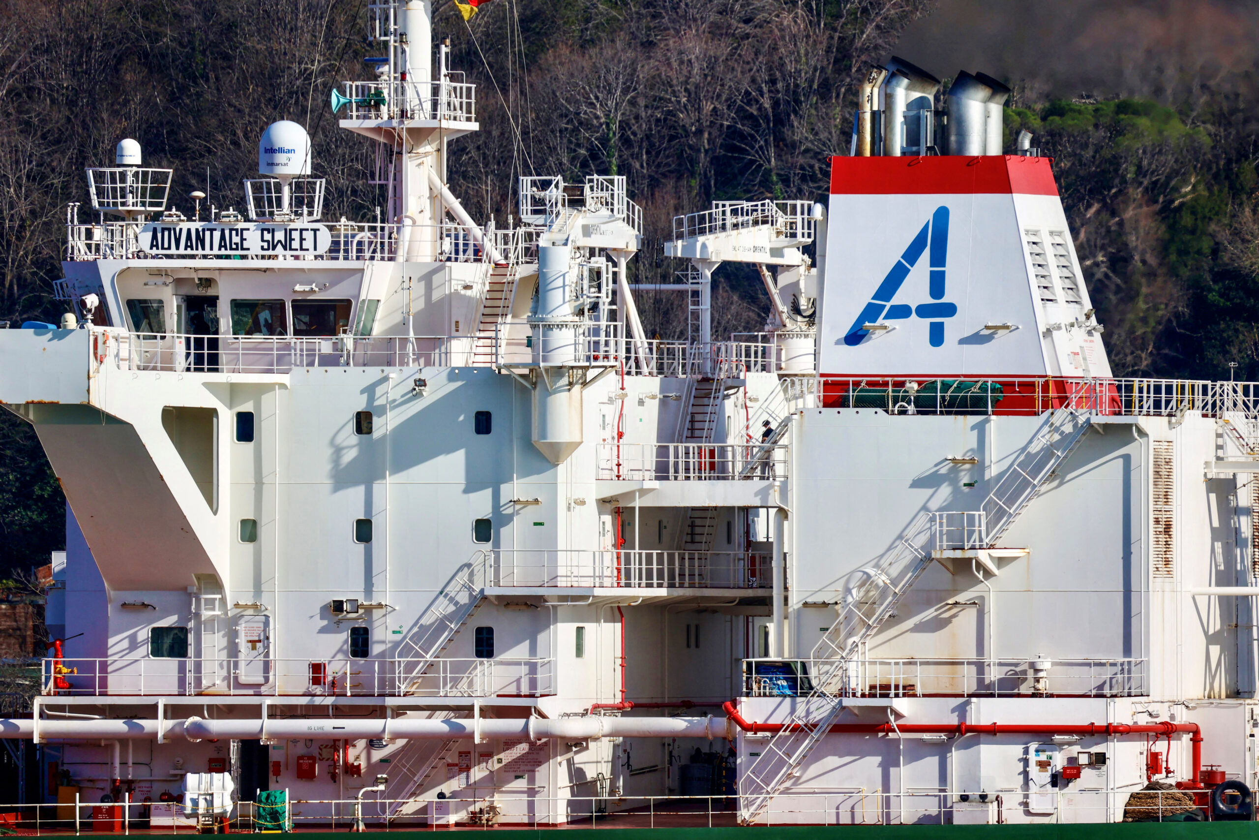 Marshall Islands-flagged oil tanker Advantage Sweet, which, according to Refinitiv ship tracking data, is a Suezmax crude tanker which had been chartered by oil major Chevron and had last docked in Kuwait, sails through Bophorus Istanbul, Turkey. REUTERS/Yoruk Isik