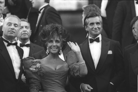 FILE PHOTO: Actress Elizabeth Taylor and actor George Hamilton arrive at the 40th Anniversary ceremony of the Cannes film festival, May 13, 1987.  REUTERS/ Eric Gaillard